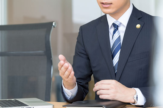 事務所にお越しいただき、弁護士と面談をします。